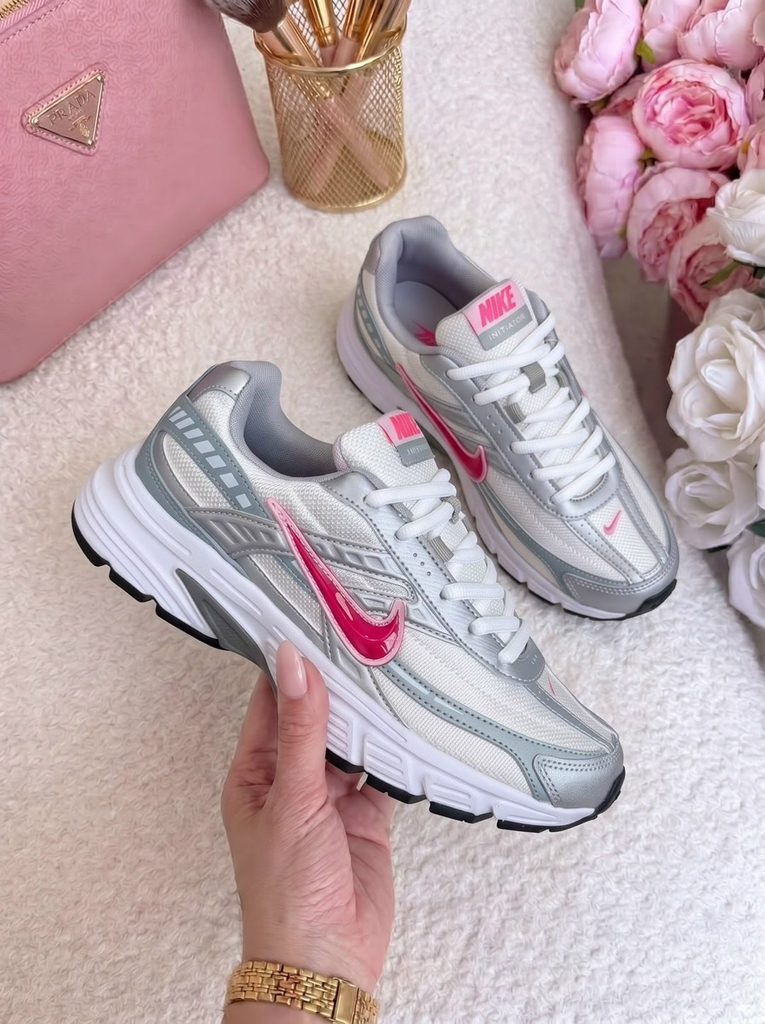 кроссовки nike initiator,кроссовки женские nike wmns initiator white/cerry/metallic silver,женские беговые кроссовки initiator от finish line nike белый,кроссовки,кроссовки женские nike initiator белы