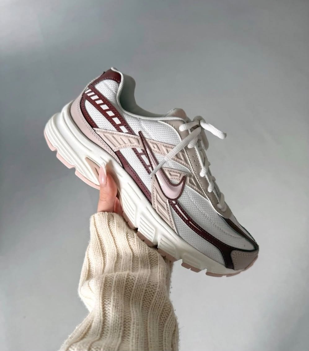 кроссовки nike initiator,кроссовки женские nike wmns initiator white/cerry/metallic silver,женские беговые кроссовки initiator от finish line nike белый,кроссовки,кроссовки женские nike initiator белы
