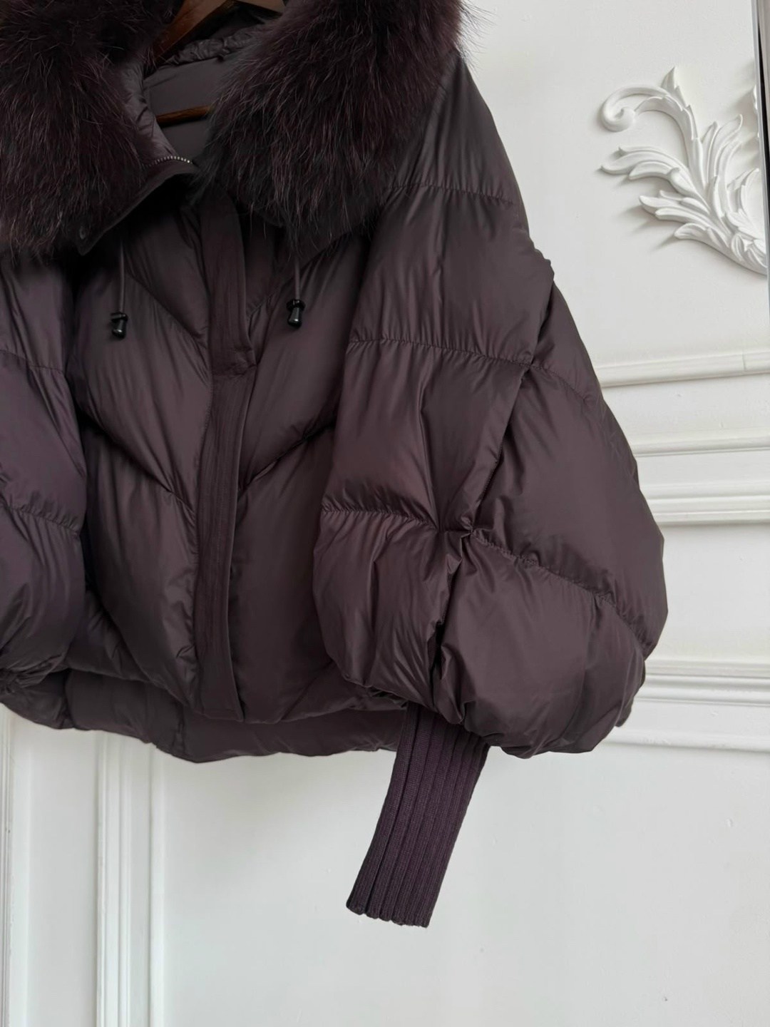 бомбическая куртка max mara с натуральным мехом,пуховик куртка с натуральным мехом max mara,стильные куртки,куртка с ламой мех съемный наполнитель пух,куртка max mara с натуральным мехом