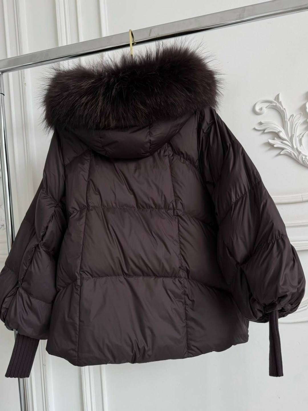 бомбическая куртка max mara с натуральным мехом,пуховик куртка с натуральным мехом max mara,стильные куртки,куртка с ламой мех съемный наполнитель пух,куртка max mara с натуральным мехом