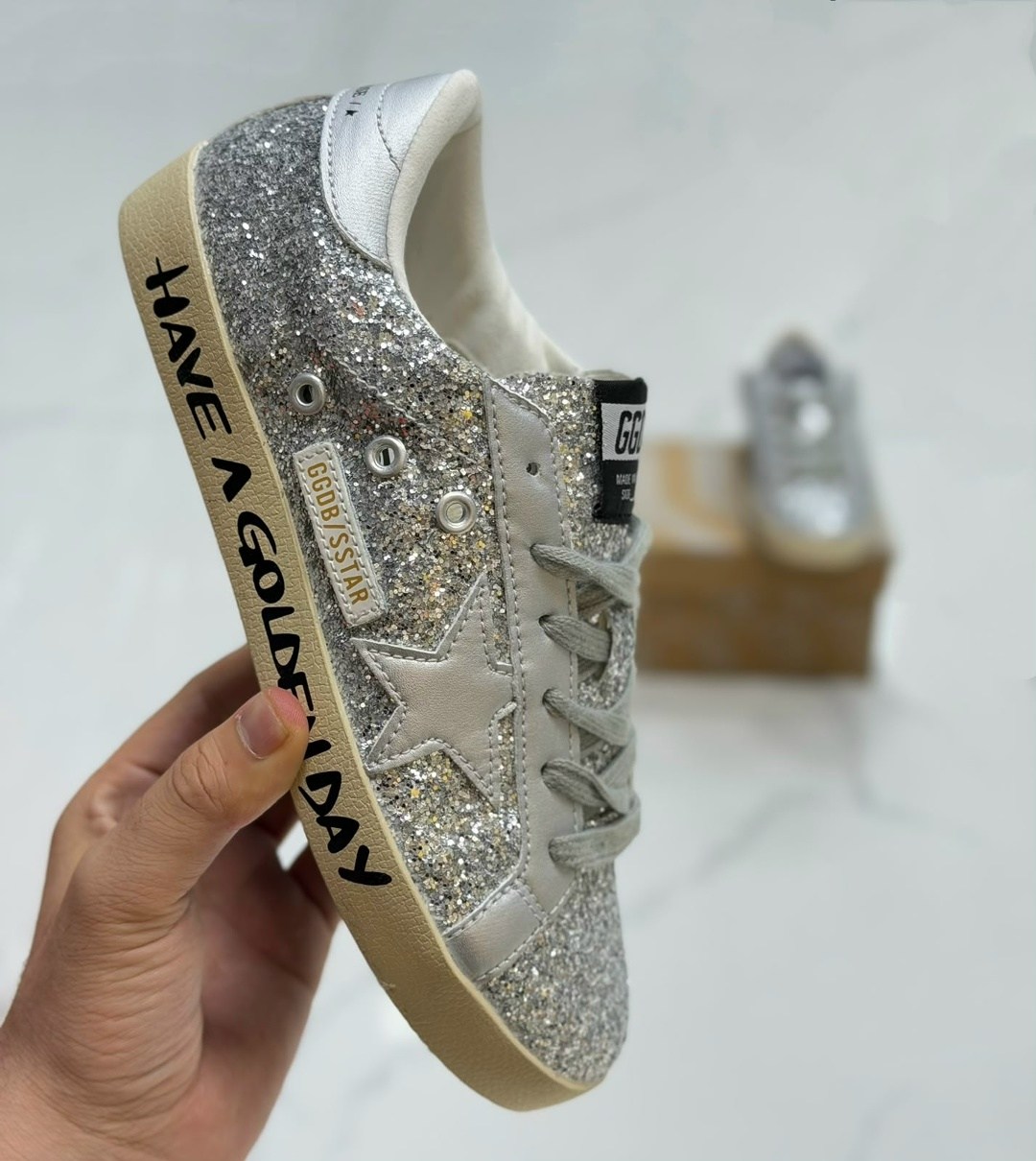golden goose кеды super-star с блестками серебристый,низкие кеды ball-star glitter golden goose,golden goose кеды блестящие,golden goose hi star silver glitter,golden goose silver glitter hi star snea