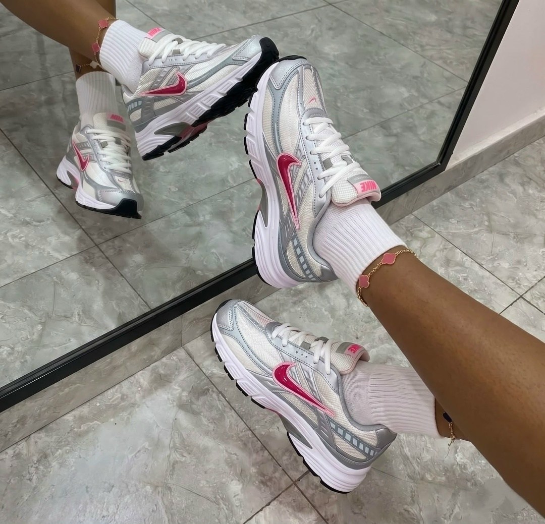 кроссовки nike initiator,кроссовки женские nike wmns initiator white/cerry/metallic silver,женские беговые кроссовки initiator от finish line nike белый,кроссовки,кроссовки женские nike initiator белы