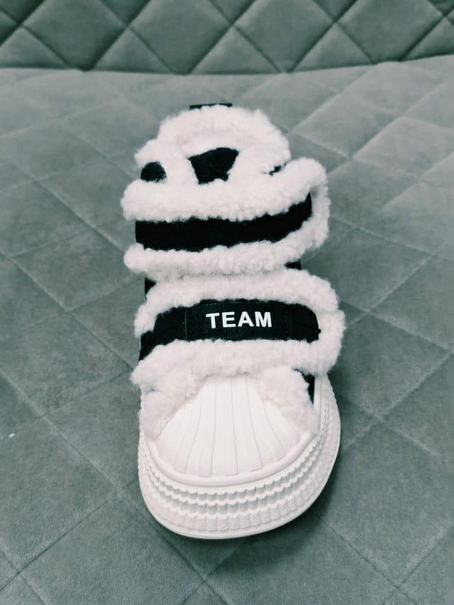 ,брендовые кеды ugg на толстой подошве с мехом,зимние кеды шанель,женская ,кроссовки chanel