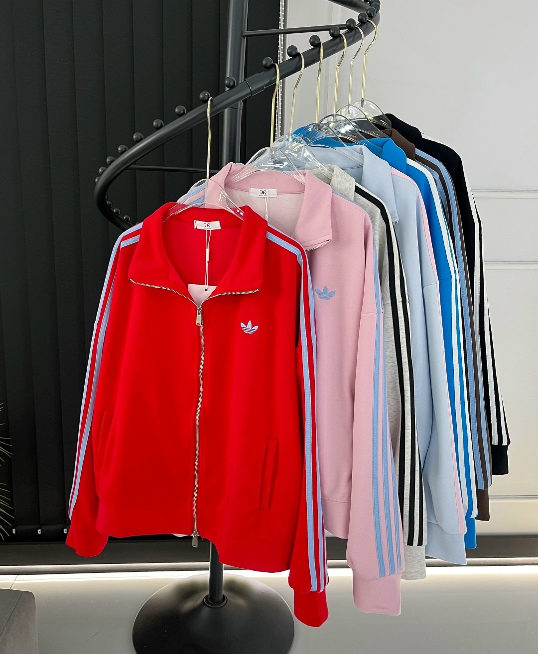 розовые женские олимпийки adidas originals,adidas олимпийка женская розовая,розовый костюм адидас ориджинал,куртка спортивная adidas firebird розовый,олимпийка adidas originals tt цвет розовый