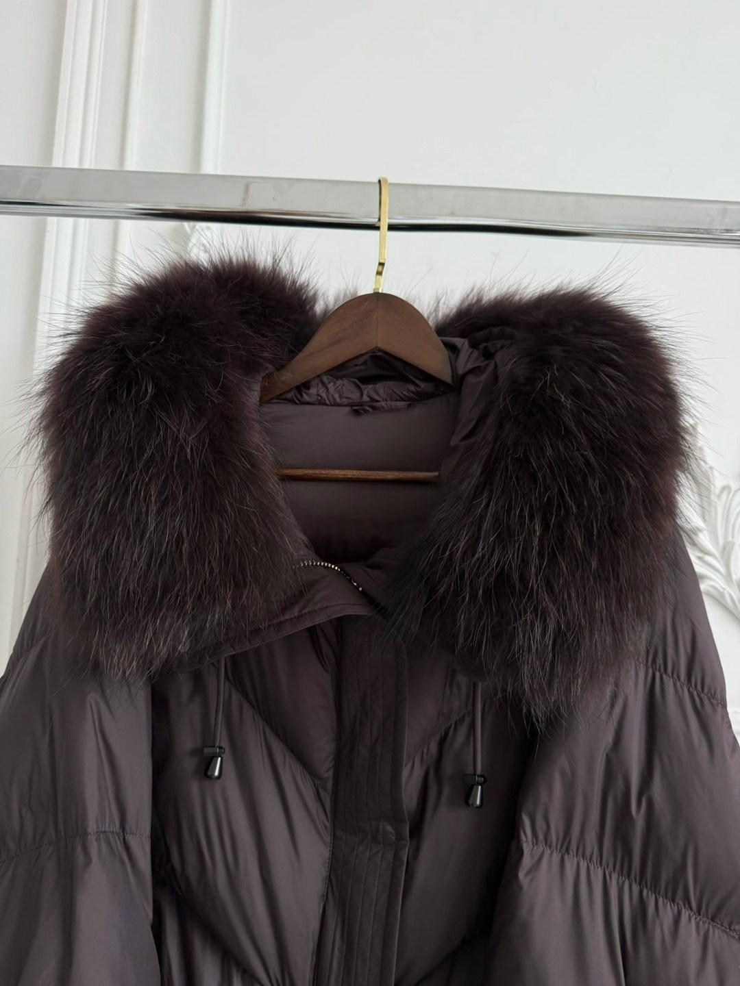 бомбическая куртка max mara с натуральным мехом,пуховик куртка с натуральным мехом max mara,стильные куртки,куртка с ламой мех съемный наполнитель пух,куртка max mara с натуральным мехом
