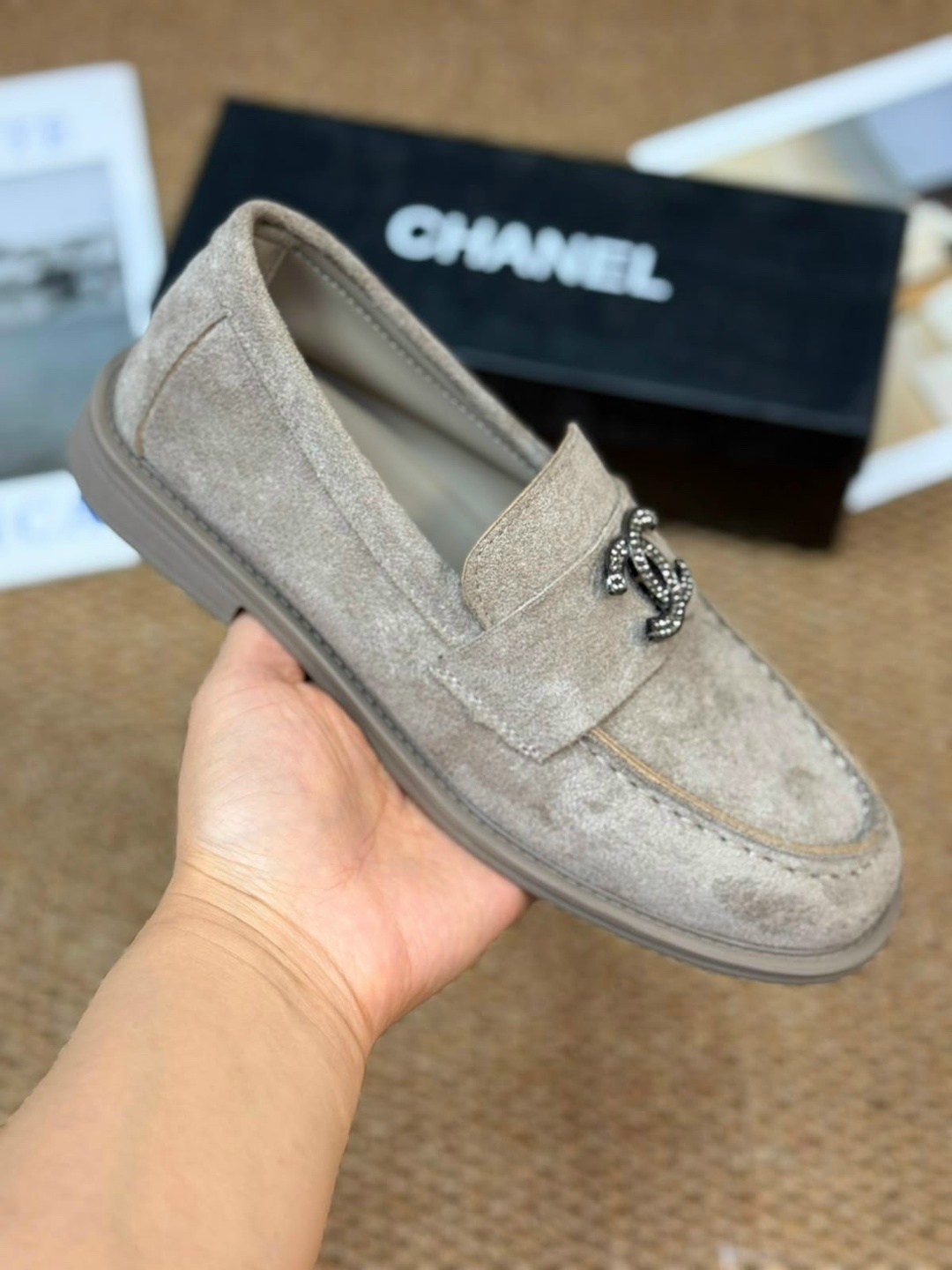 лоферы chanel,лоферы женские на меху chanel,женские замшевые лоферы chanel бежевые с мехом,женские замшевые лоферы chanel коричневые с мехом,женские лоферы chanel
