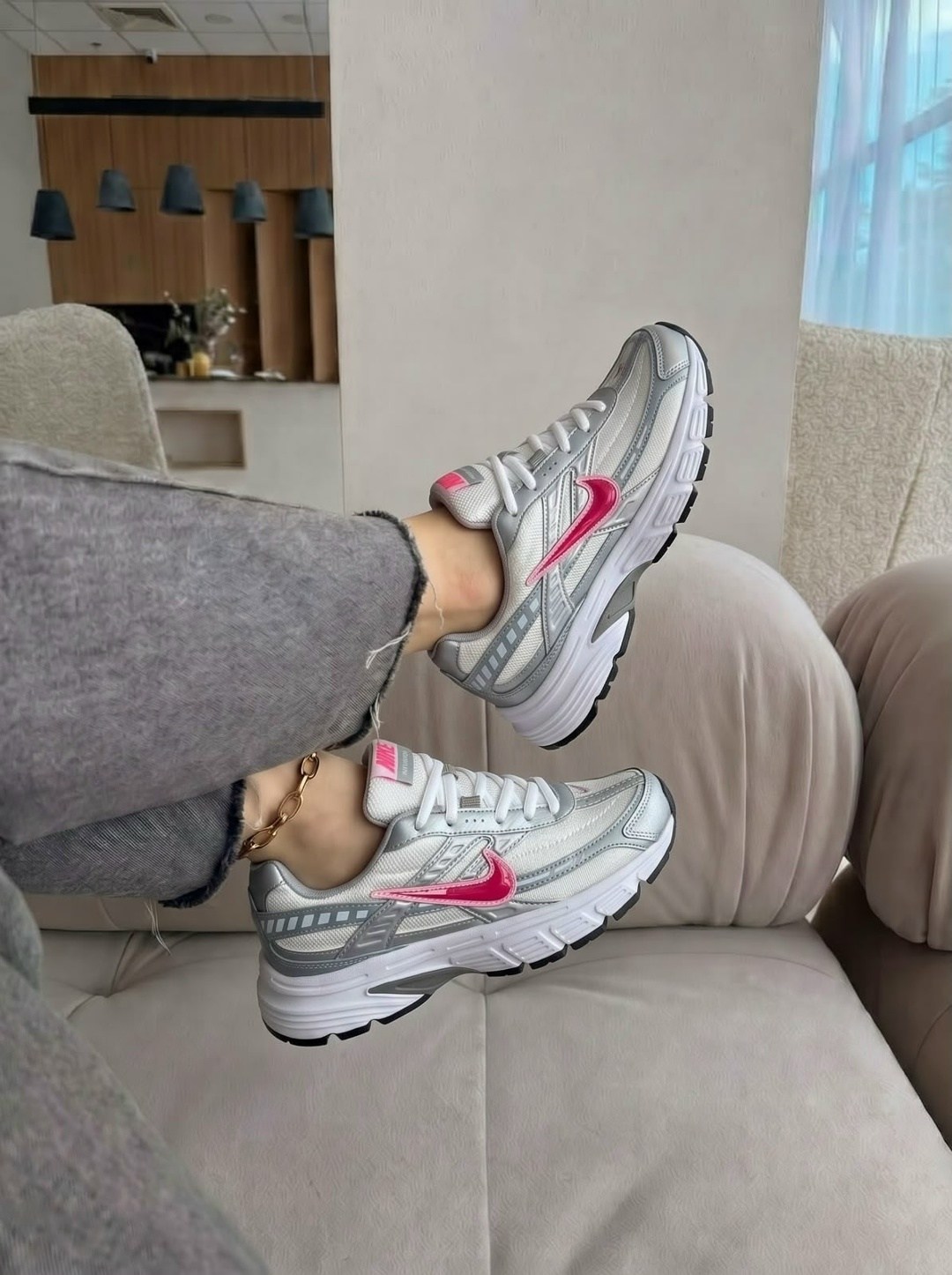 кроссовки nike initiator,кроссовки женские nike wmns initiator white/cerry/metallic silver,женские беговые кроссовки initiator от finish line nike белый,кроссовки,кроссовки женские nike initiator белы