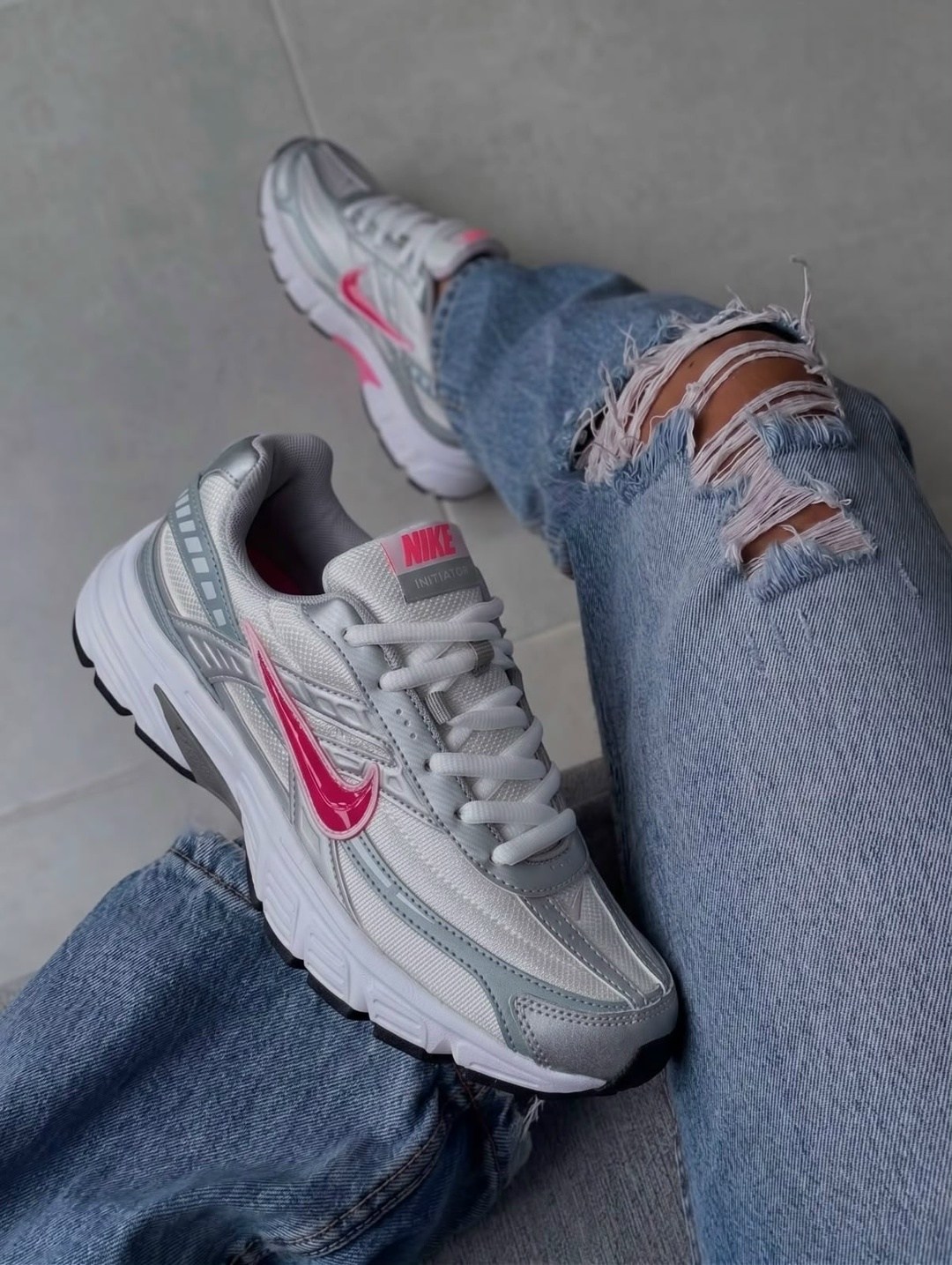 кроссовки nike initiator,кроссовки женские nike wmns initiator white/cerry/metallic silver,женские беговые кроссовки initiator от finish line nike белый,кроссовки,кроссовки женские nike initiator белы