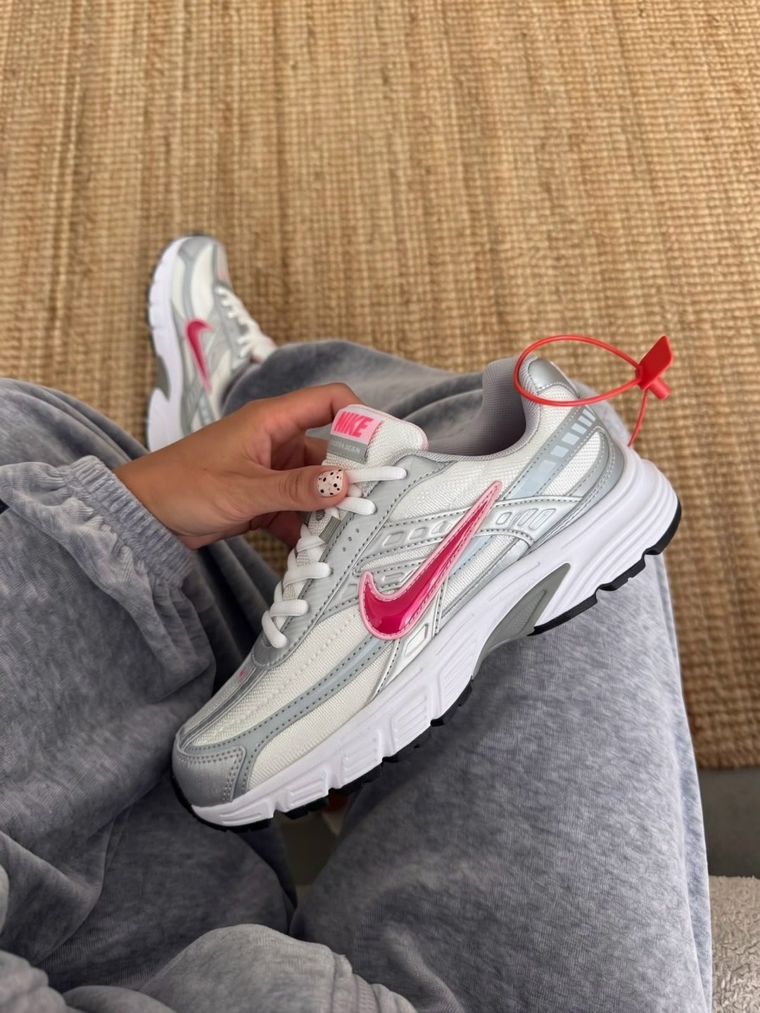 кроссовки nike initiator,кроссовки женские nike wmns initiator white/cerry/metallic silver,женские беговые кроссовки initiator от finish line nike белый,кроссовки,кроссовки женские nike initiator белы