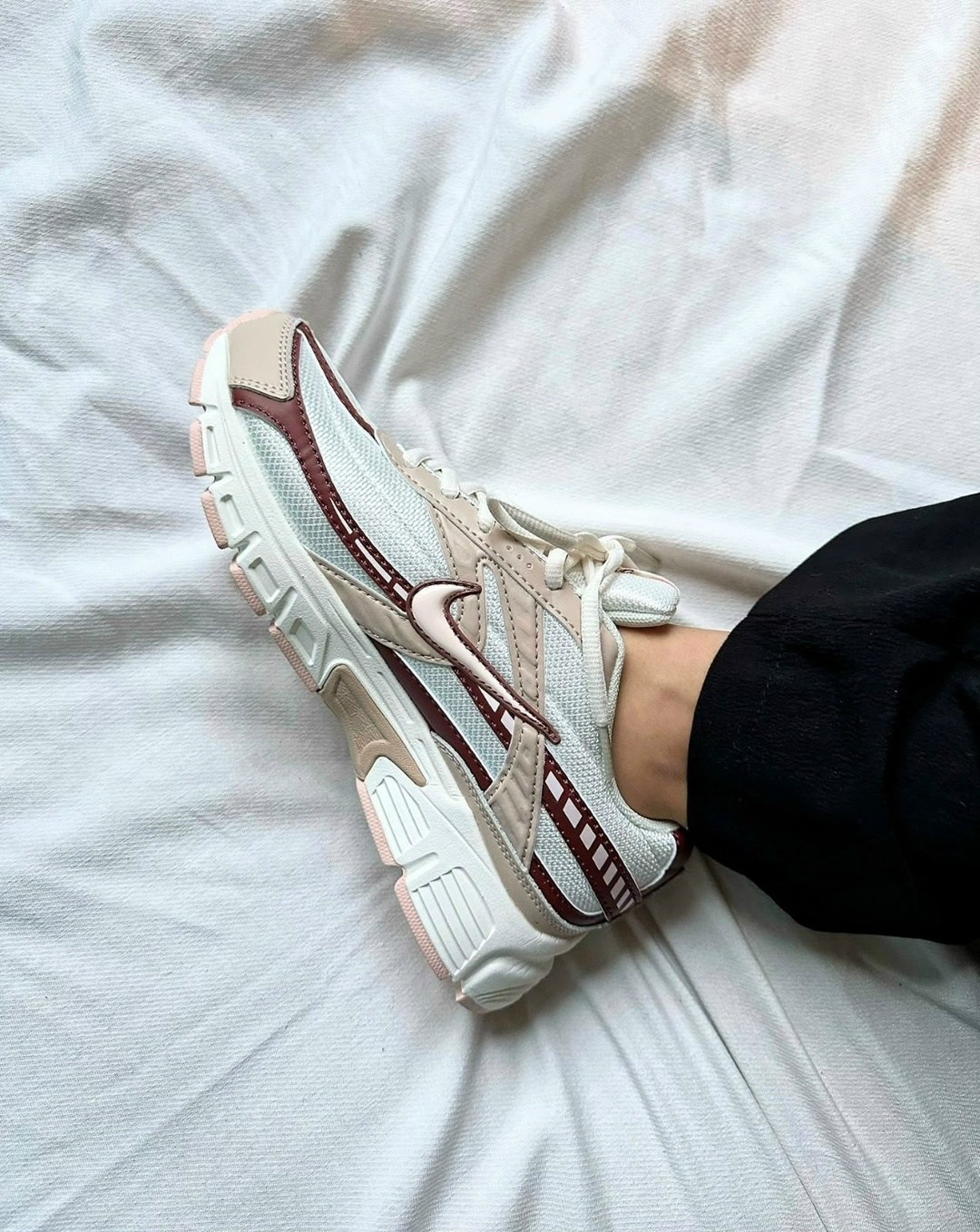 кроссовки nike initiator,кроссовки женские nike wmns initiator white/cerry/metallic silver,женские беговые кроссовки initiator от finish line nike белый,кроссовки,кроссовки женские nike initiator белы