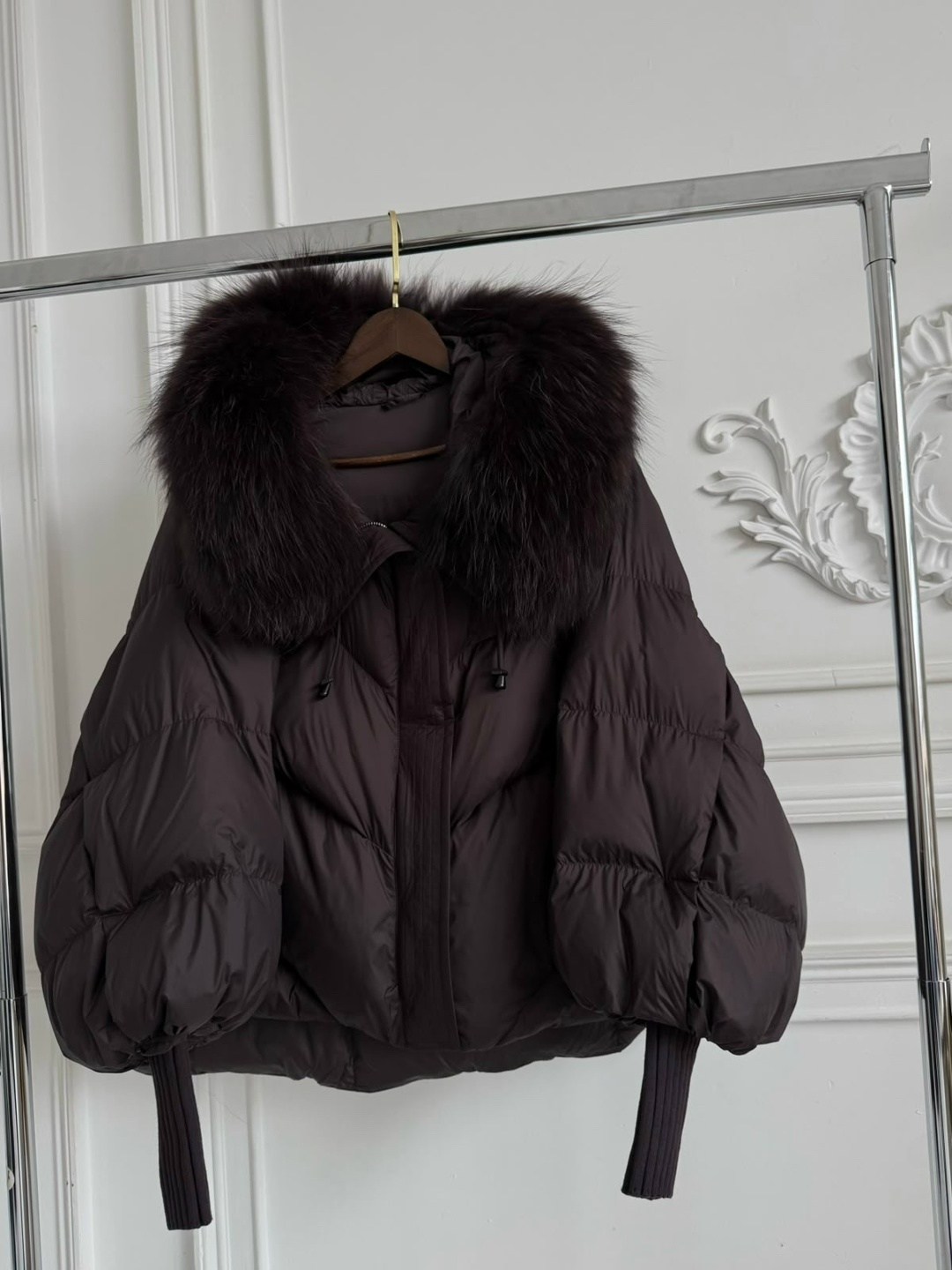 бомбическая куртка max mara с натуральным мехом,пуховик куртка с натуральным мехом max mara,стильные куртки,куртка с ламой мех съемный наполнитель пух,куртка max mara с натуральным мехом
