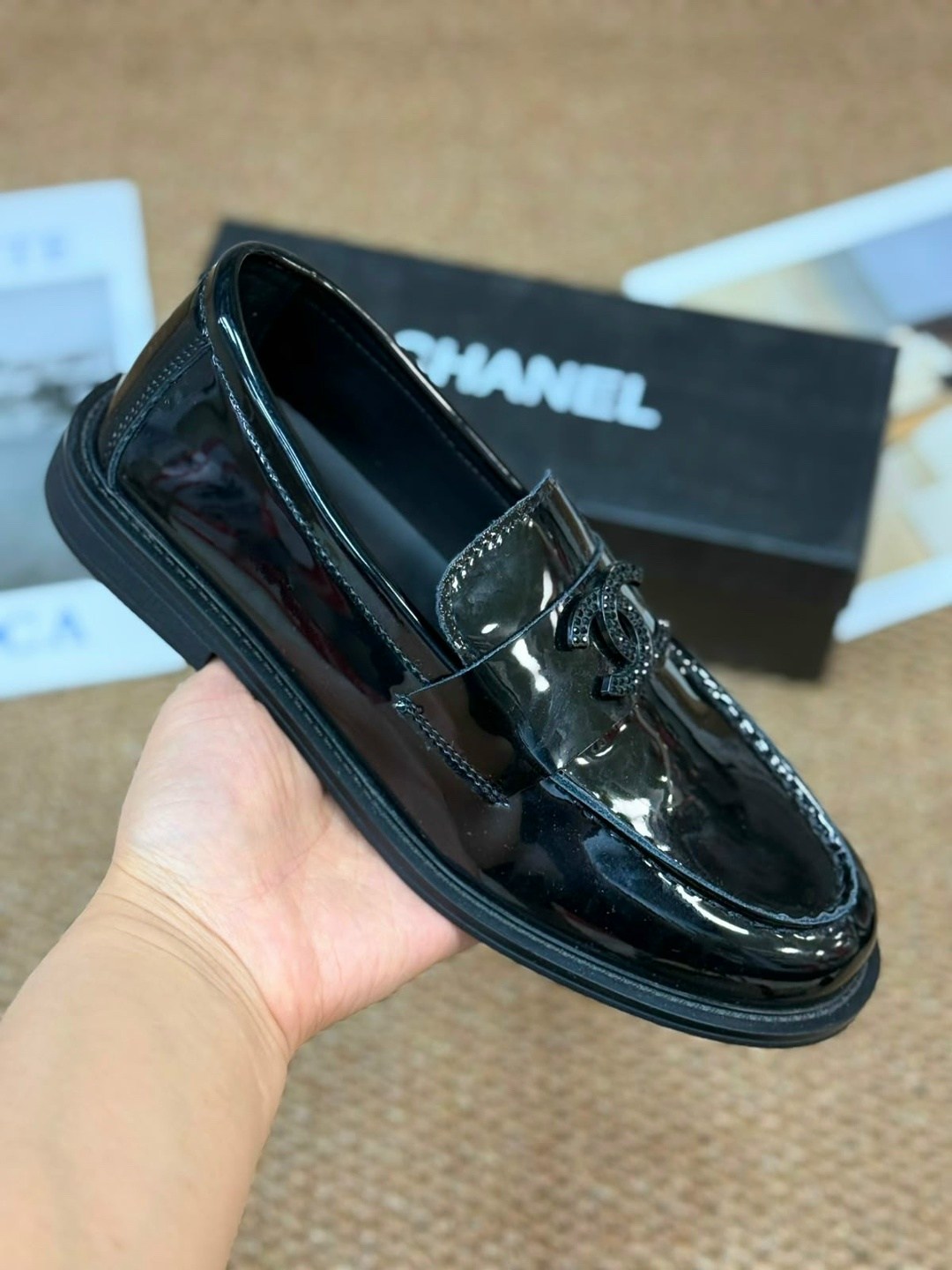 лоферы chanel,лоферы женские на меху chanel,женские замшевые лоферы chanel бежевые с мехом,женские замшевые лоферы chanel коричневые с мехом,женские лоферы chanel