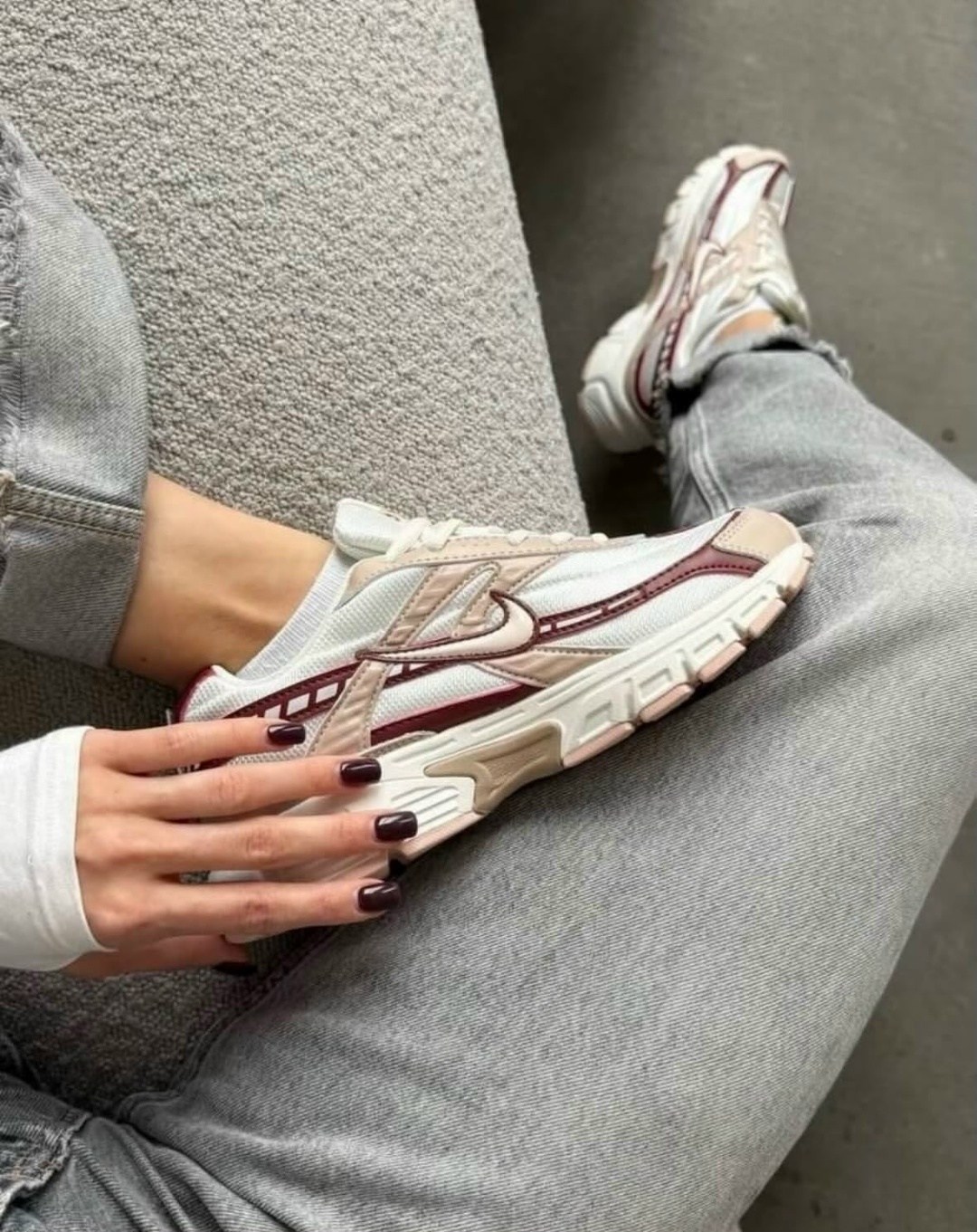 кроссовки nike initiator,кроссовки женские nike wmns initiator white/cerry/metallic silver,женские беговые кроссовки initiator от finish line nike белый,кроссовки,кроссовки женские nike initiator белы