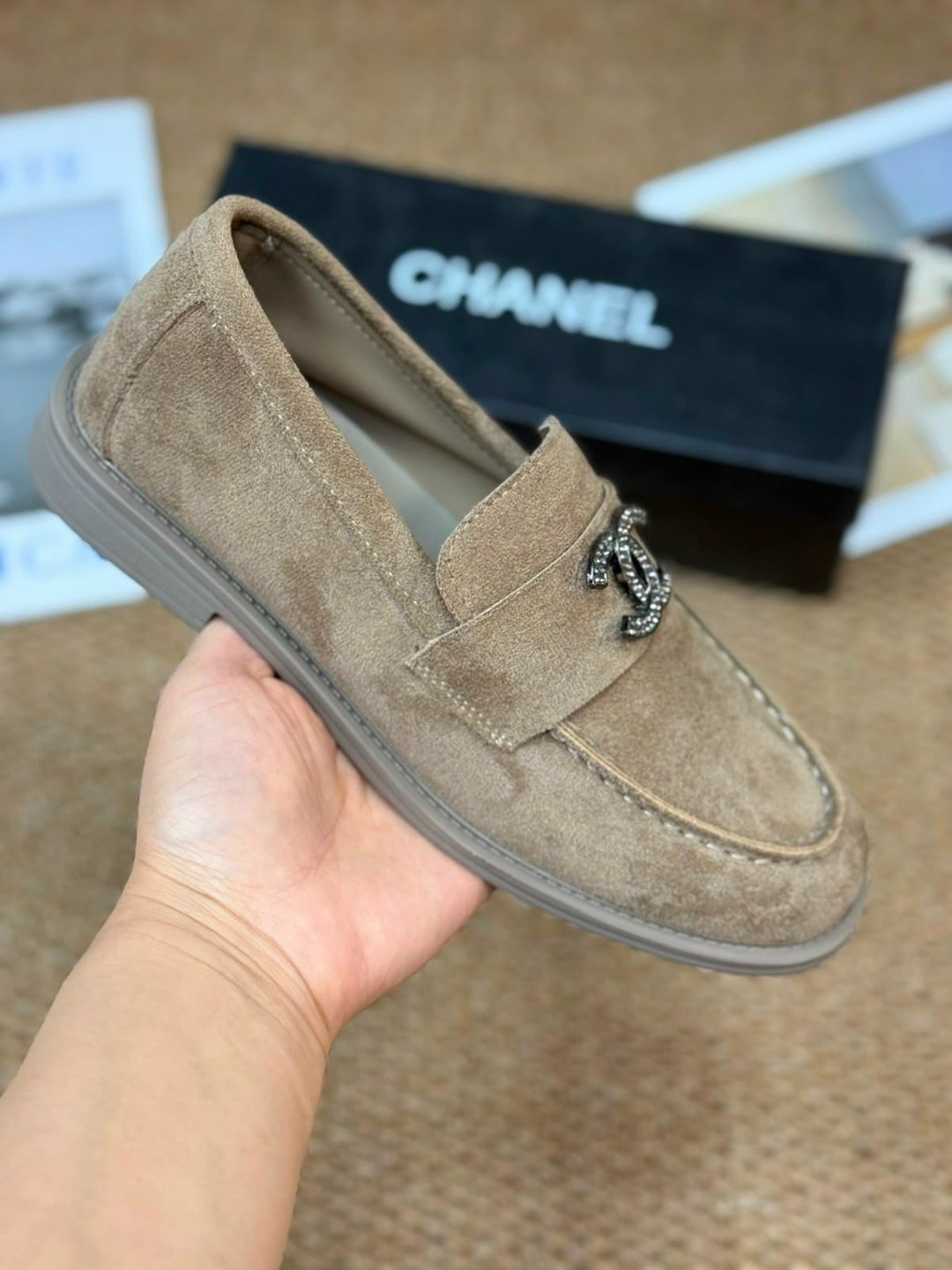 лоферы chanel,лоферы женские на меху chanel,женские замшевые лоферы chanel бежевые с мехом,женские замшевые лоферы chanel коричневые с мехом,женские лоферы chanel