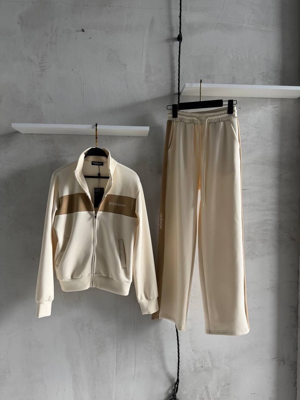 loro piana женский бежевый костюм premium,стильные костюмы,бежевый костюм,костюм спортивный женский,костюм спортивный
