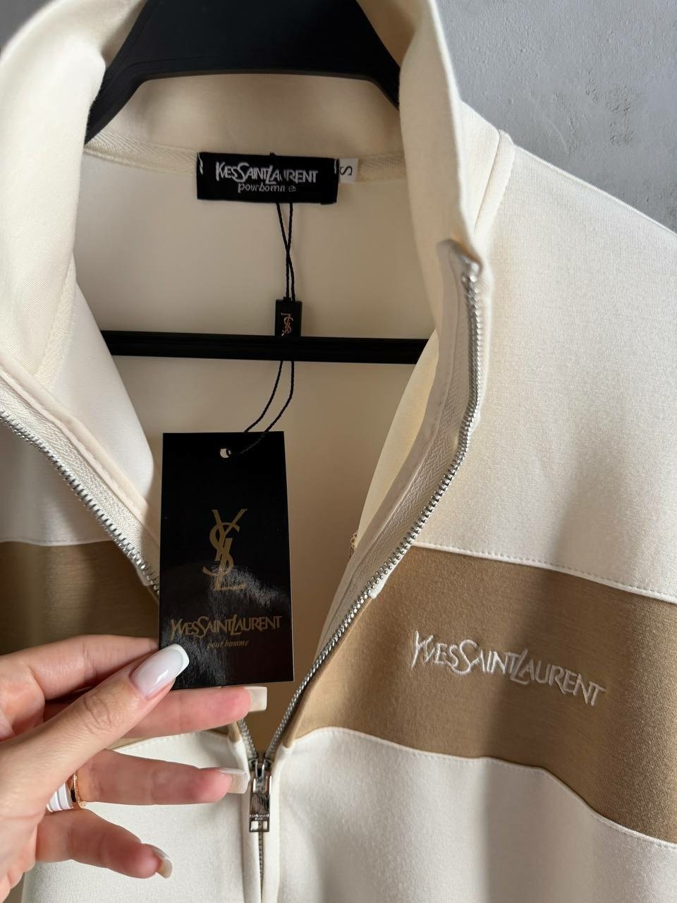 loro piana женский бежевый костюм premium,стильные костюмы,спортивный женский костюм,костюм вязаный кашемир модный стиль,женский костюм