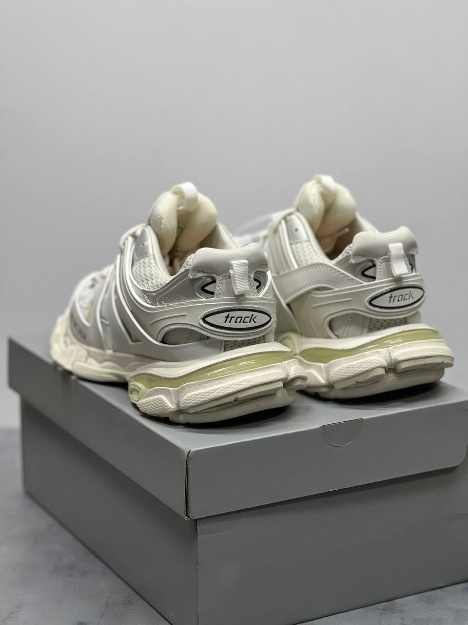 кроссовки женские balenciaga,кроссовки баленсиага трек белые,кроссовки balenciaga track,баленсиага кроссовки которые похожи на шину,кроссовки balenciaga