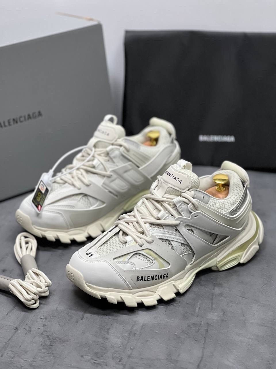 кроссовки женские balenciaga,кроссовки баленсиага трек белые,кроссовки balenciaga track,баленсиага кроссовки которые похожи на шину,кроссовки balenciaga