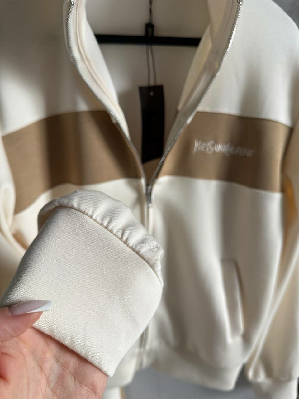 loro piana женский бежевый костюм premium,стильные костюмы,спортивный женский костюм,костюм вязаный кашемир модный стиль,женский костюм