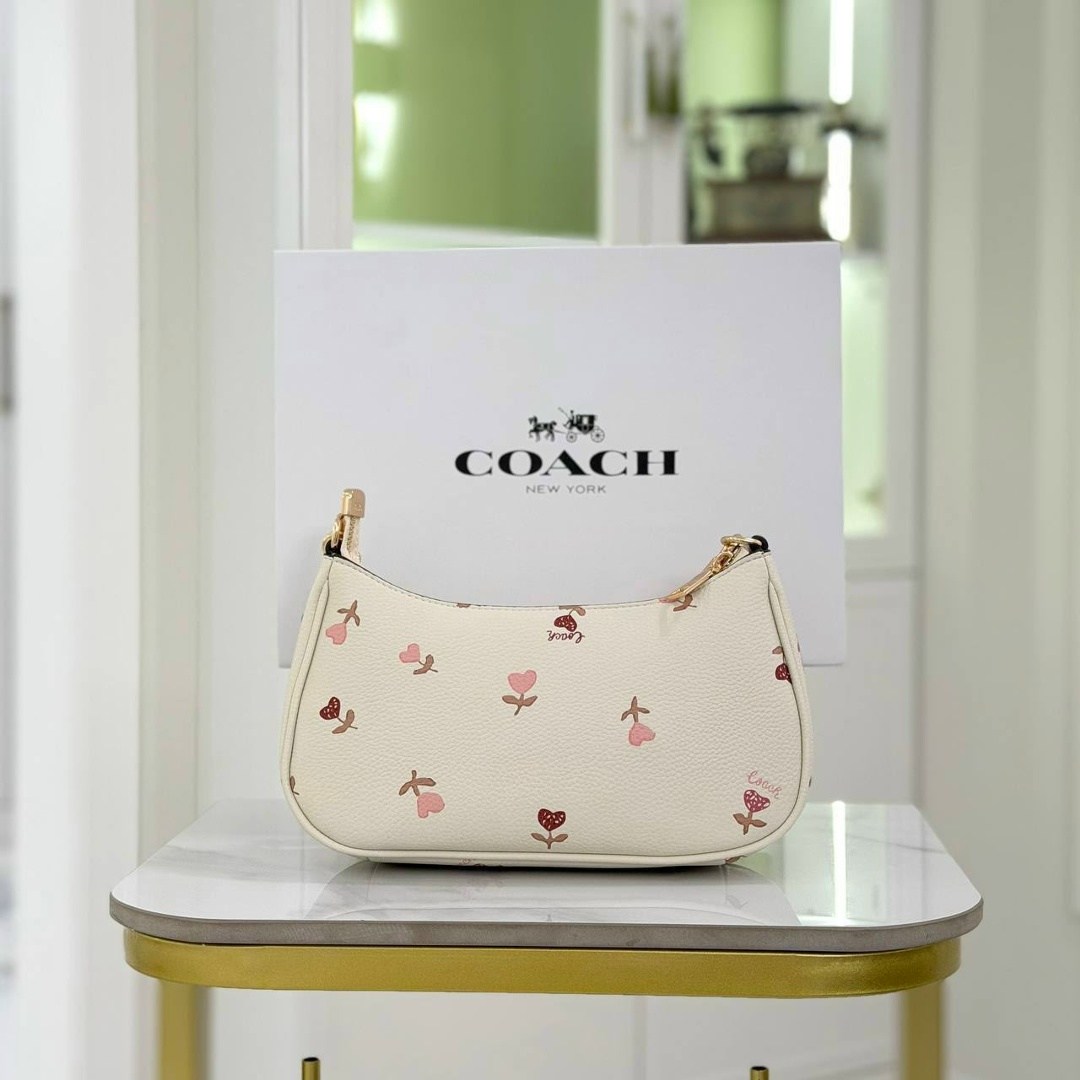 сумка женская coach,сумка coach crossbody,модная сумка,coach zip top shoulder bag with heart print,coach handbag