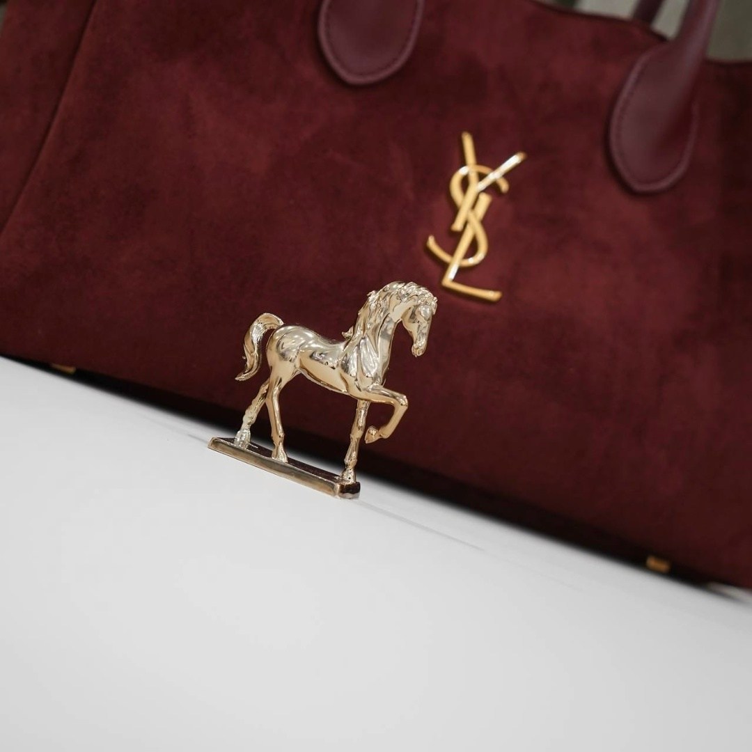 сумка женская ysl,yves saint laurent сумка,замшевая сумка yves saint laurent 38x34 см,замшевая сумка,замшевая сумка yves saint laurent 32x25 см