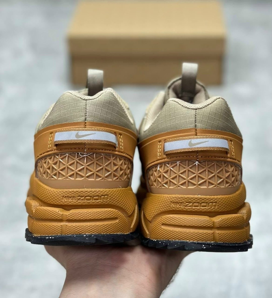 кроссовки nike zoom vomero roam 5,кроссовки nike zoom vomero 5,кроссовки nike zoom vomero roam 5 rupa цвет бежевый, оранжевый,nike air zoom vomero 5 roam,кроссовки nike air zoom vomero 5 roam 'flax'