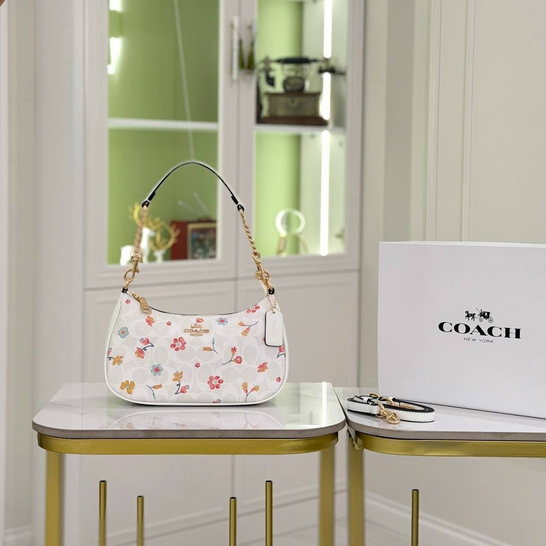 сумка женская coach,сумка coach crossbody,модная сумка,coach zip top shoulder bag with heart print,coach handbag