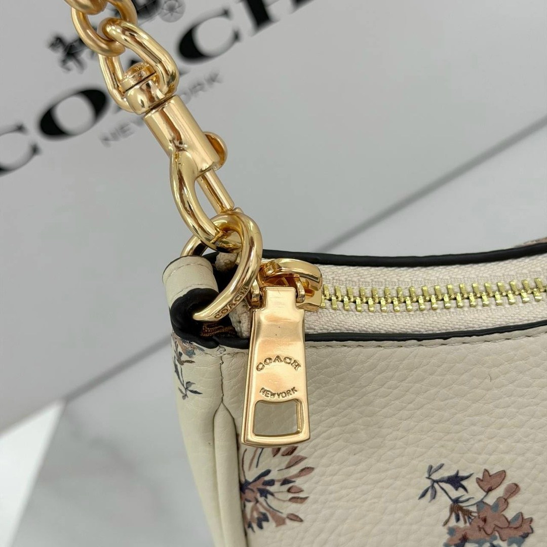 сумка женская coach,сумка coach crossbody,модная сумка,coach zip top shoulder bag with heart print,coach handbag