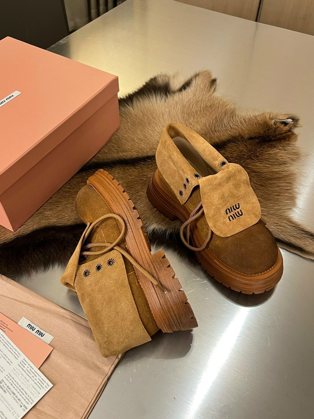 ботинки miu miu,,ботинки miu miu женские,ботинки miu miu женские серые бежевые замшевые,ботинки miu