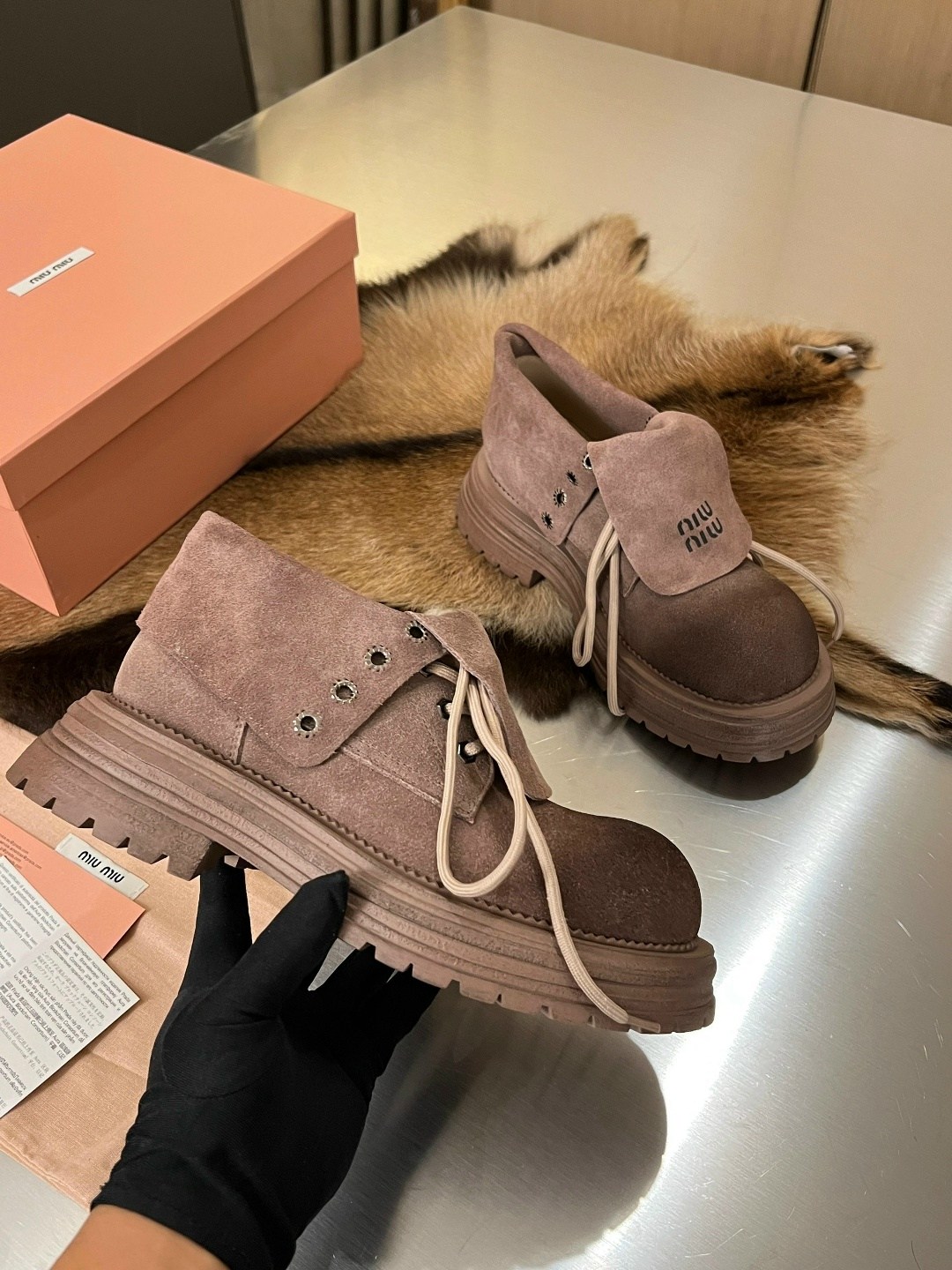 ботинки miu miu,,ботинки miu miu женские,ботинки miu miu женские серые бежевые замшевые,ботинки miu
