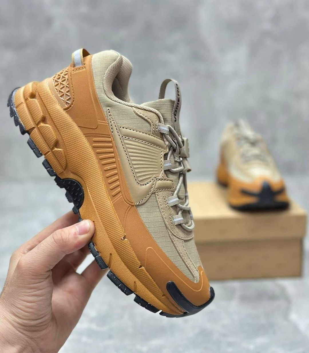 кроссовки nike zoom vomero roam 5,кроссовки nike zoom vomero 5,кроссовки nike zoom vomero roam 5 rupa цвет бежевый, оранжевый,nike air zoom vomero 5 roam,кроссовки nike air zoom vomero 5 roam 'flax'