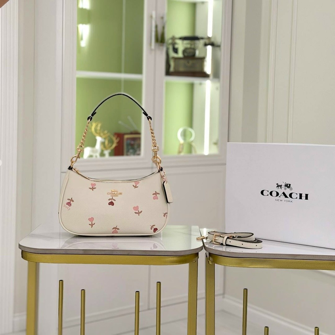 сумка женская coach,сумка coach crossbody,модная сумка,coach zip top shoulder bag with heart print,coach handbag