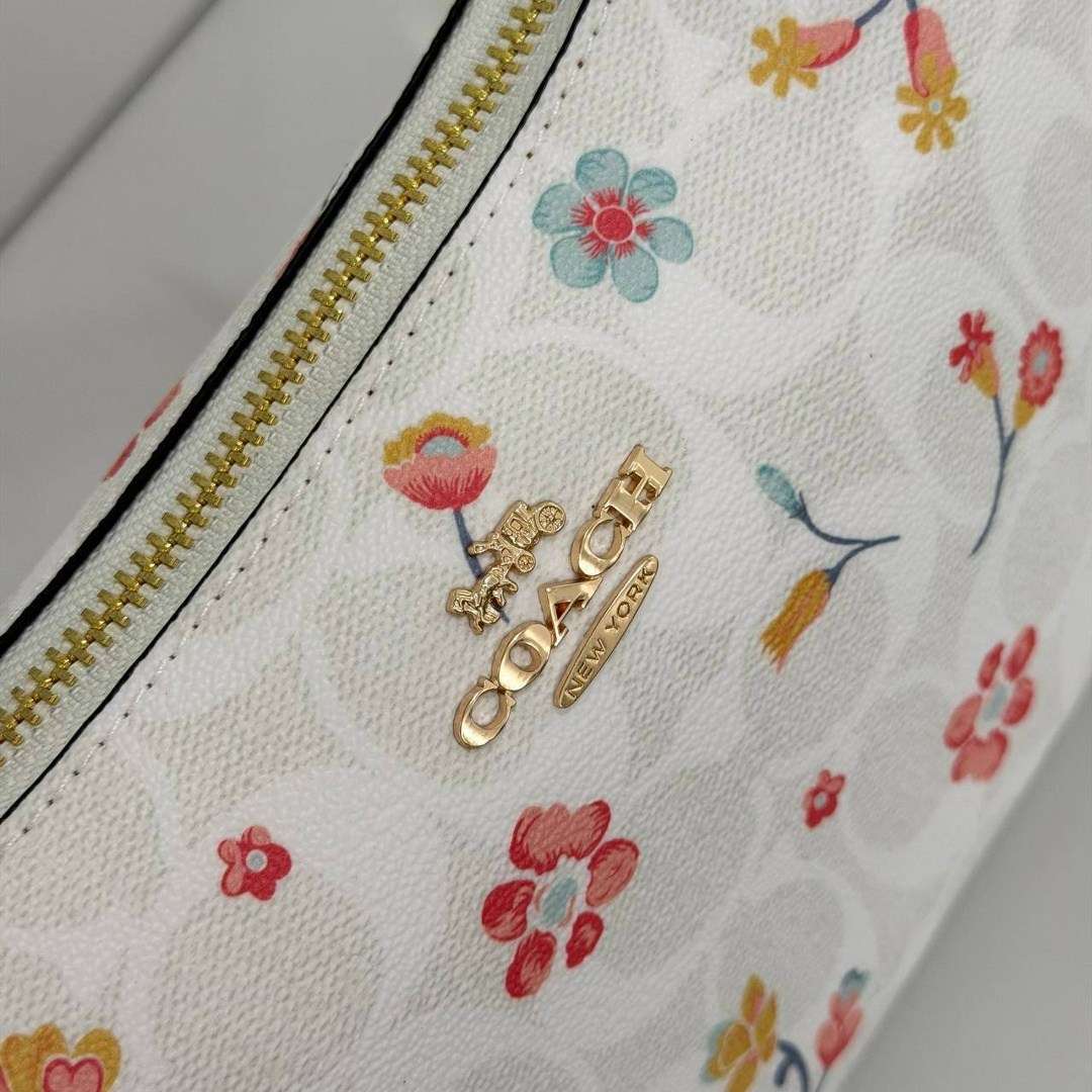 сумка женская coach,сумка coach crossbody,модная сумка,coach zip top shoulder bag with heart print,coach handbag