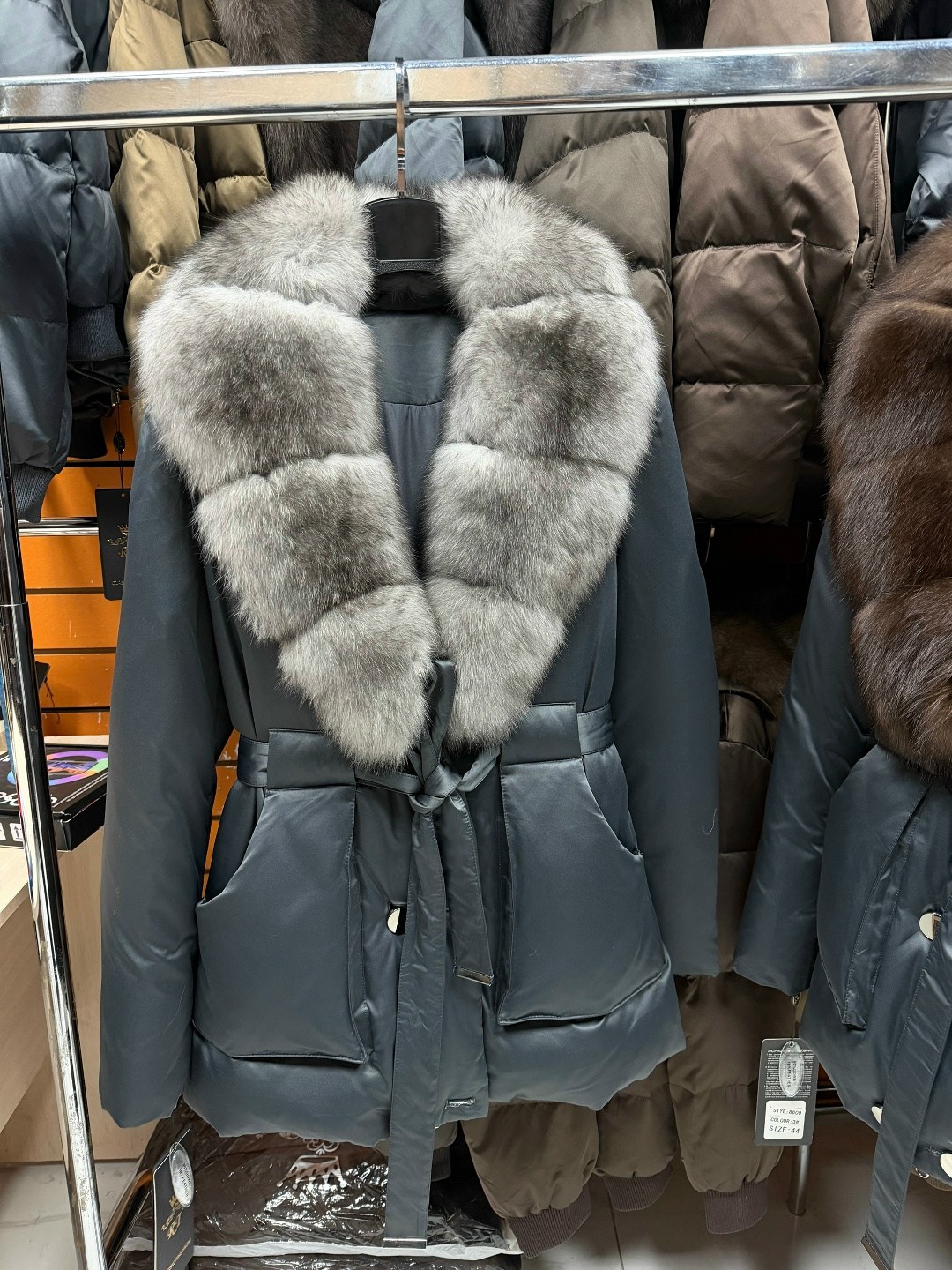 женские пуховики,пуховик с натуральный мех,пуховик с мехом,пуховик женский мех натуральный,зимние куртки из натуральных мехов