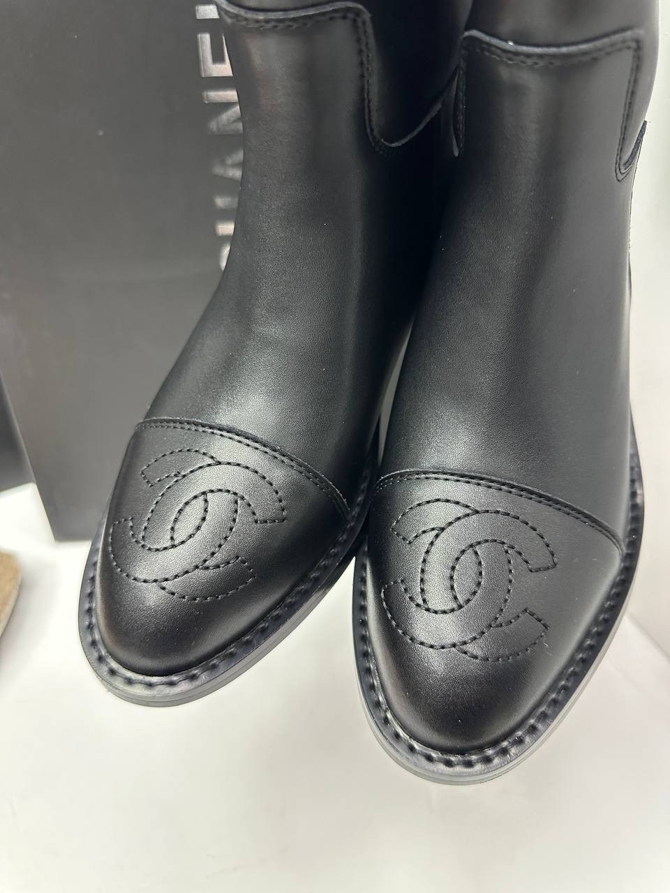 сапоги chanel,сапоги шанель,женские ботильоны chanel мягкие из кожаного спилка,женские сапоги,женские осенние сапоги chanel 2026 черные кожаные высокие