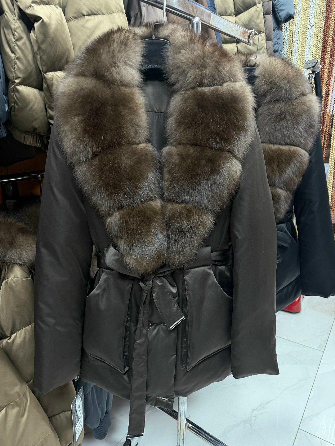 женские пуховики,пуховик с натуральный мех,пуховик с мехом,пуховик женский мех натуральный,зимние куртки из натуральных мехов