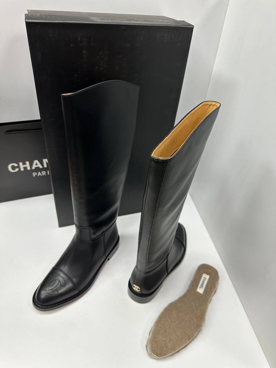 сапоги chanel,сапоги шанель,женские ботильоны chanel мягкие из кожаного спилка,женские сапоги,женские осенние сапоги chanel 2026 черные кожаные высокие