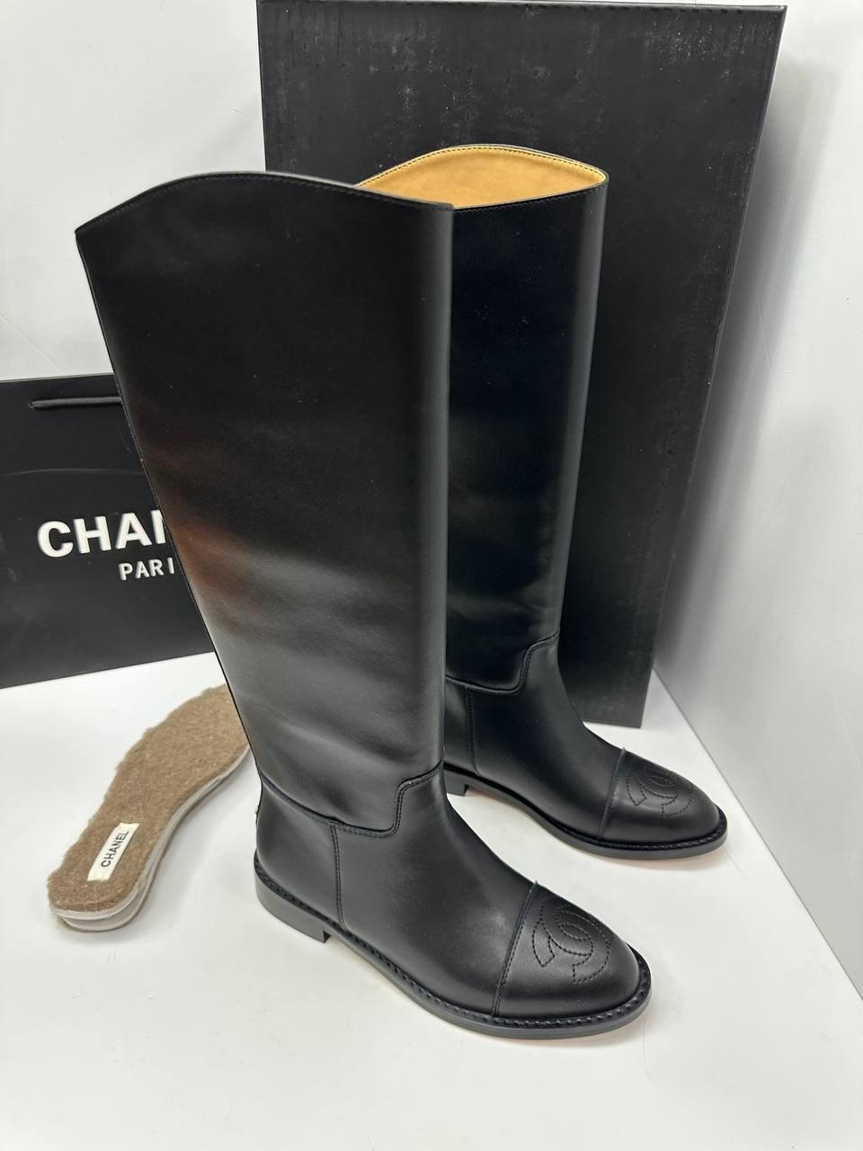 сапоги chanel,сапоги шанель,женские ботильоны chanel мягкие из кожаного спилка,женские сапоги,женские осенние сапоги chanel 2026 черные кожаные высокие