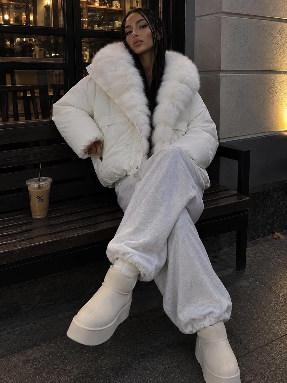 пуховики с мехом,женский чёрный пуховик с мехом max mara,пуховик с натуральным мехом,пуховик женский с мехом,куртка с мехом