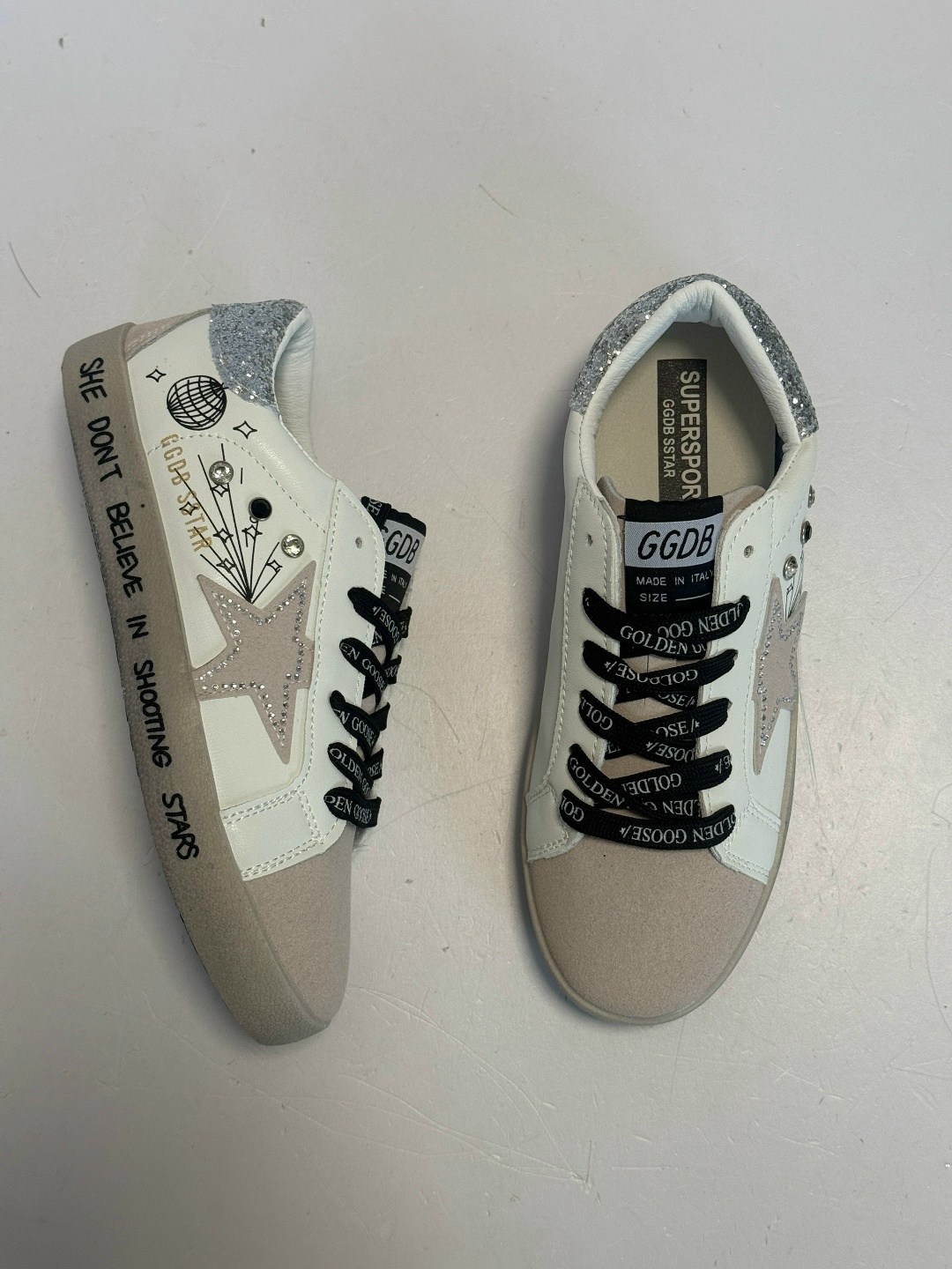 кроссовки женские golden goose super-star белый / серебряный,golden goose кеды super-star с блестками белый,,кроссовки golden goose super star panelled leather белый бежевый,кроссовки golden goos