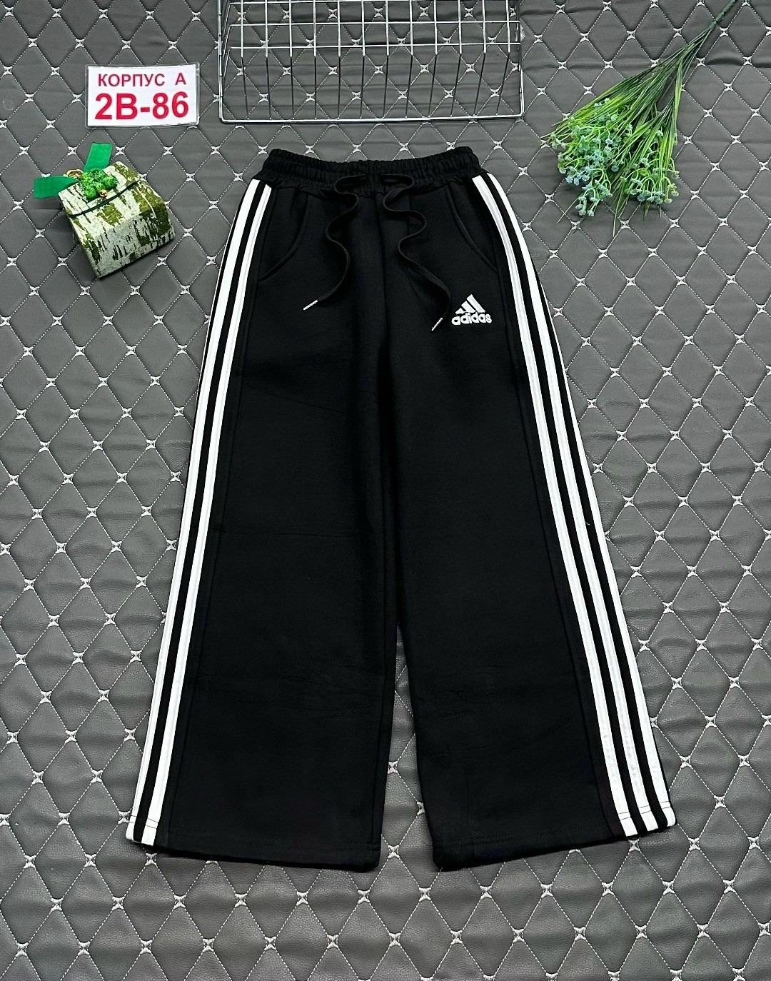 спортивные брюки adidas sportswear essentials 3-stripes черный,спортивные брюки женские adidas track pants черные,брюки adidas originals,широкие штаны адидас,спортивные брюки adidas