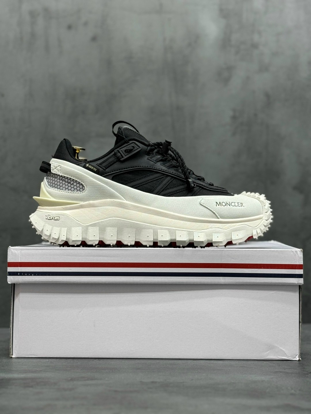 кроссовки moncler,кроссовки moncler trailgrip gtx,moncler trailgrip gtx,кроссовки moncler trailgrip gtx trainers белый черный,кроссовки мужские moncler trailgrip водонепроницаемые светло-зеленый