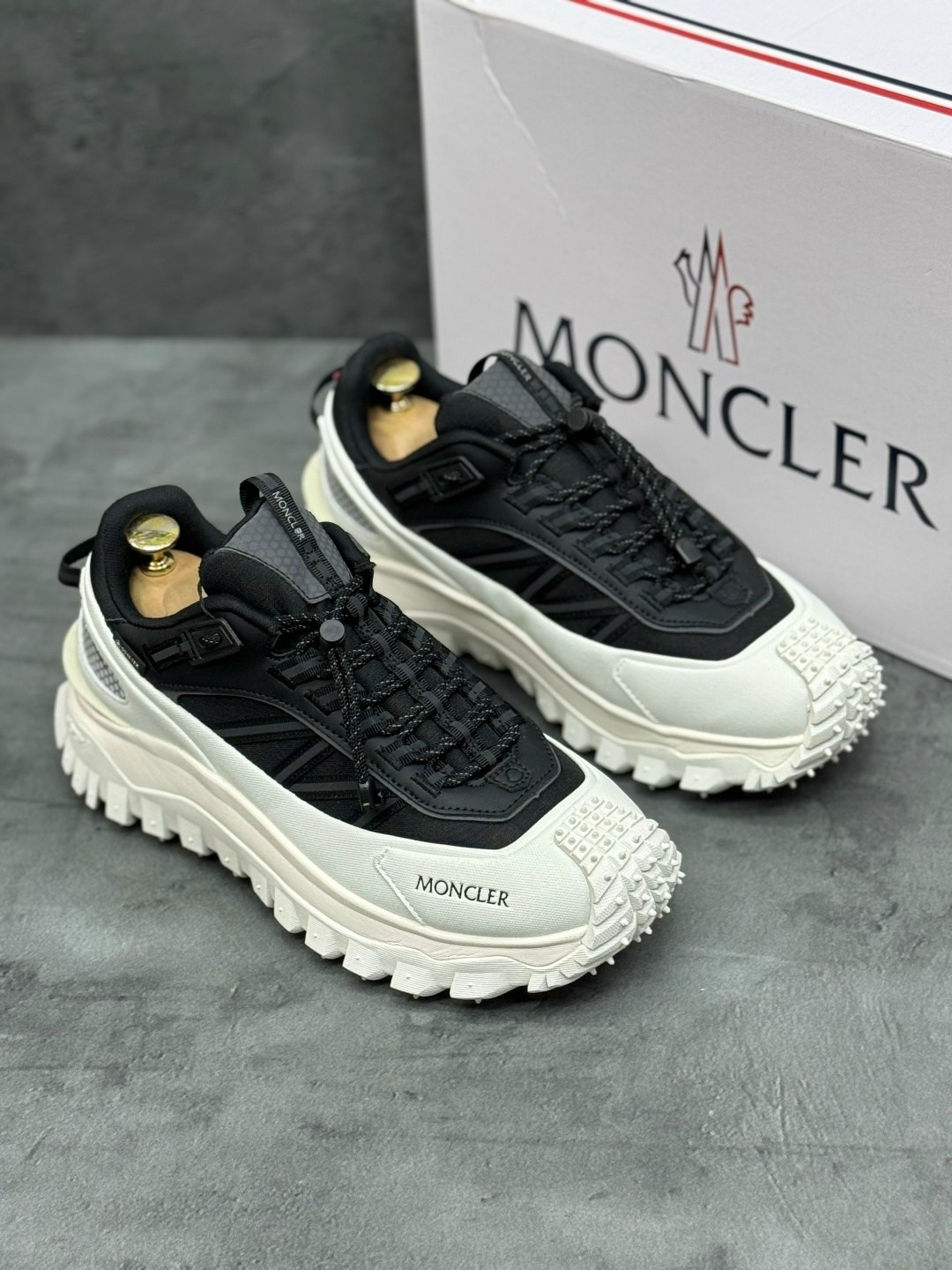 кроссовки moncler,кроссовки moncler trailgrip gtx,moncler trailgrip gtx,кроссовки moncler trailgrip gtx trainers белый черный,кроссовки мужские moncler trailgrip водонепроницаемые светло-зеленый