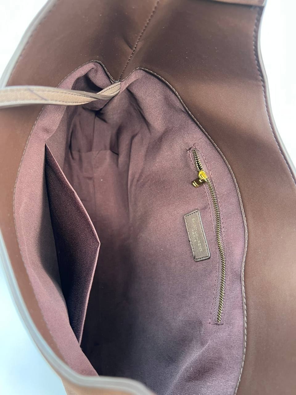 кожаная сумка-хобо le 5 à 7 saint laurent коричневый,женская замшевая сумка yves saint laurent 37x29 см,замшевая сумка,cумка saint laurent,сумка женская натуральная замша