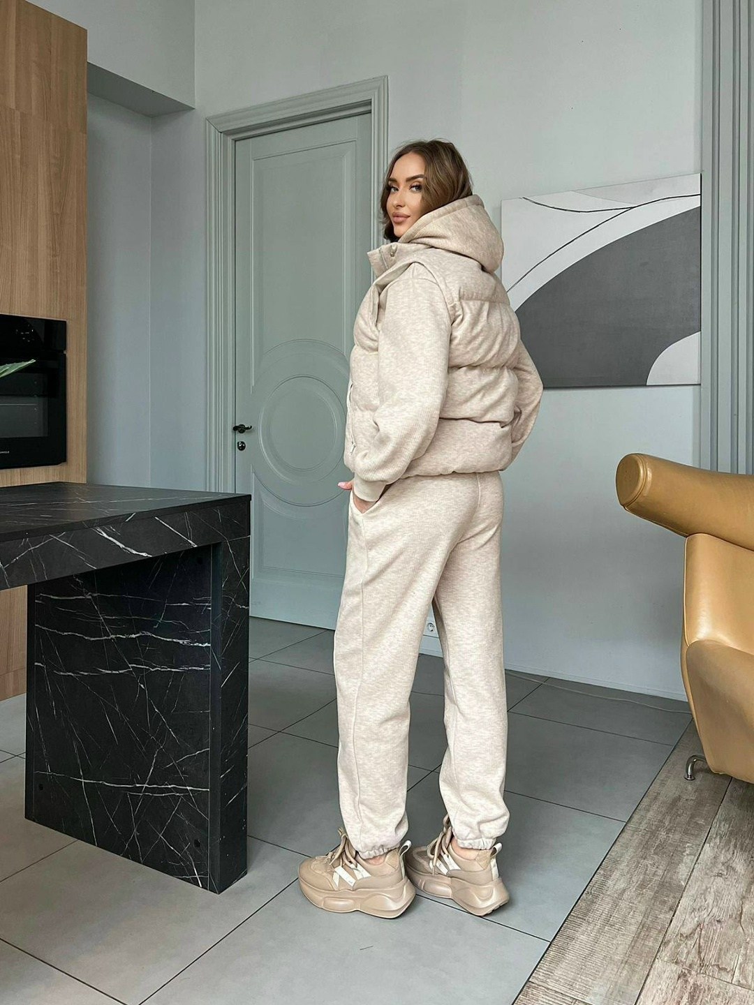 miu miu женский бежевый костюм тройка,бежевый костюм тройка женский,костюм бежевый,костюм тройка женский,костюм тройка с курткой