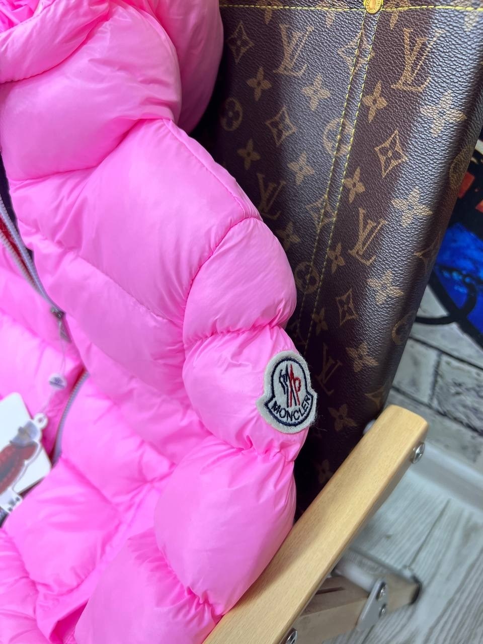 монклер розовая куртка,куртка-пуховик цвета фуксии moncler детская,куртка-пуховик цвета фуксии moncler,куртка теплая,куртка монклер фуксия