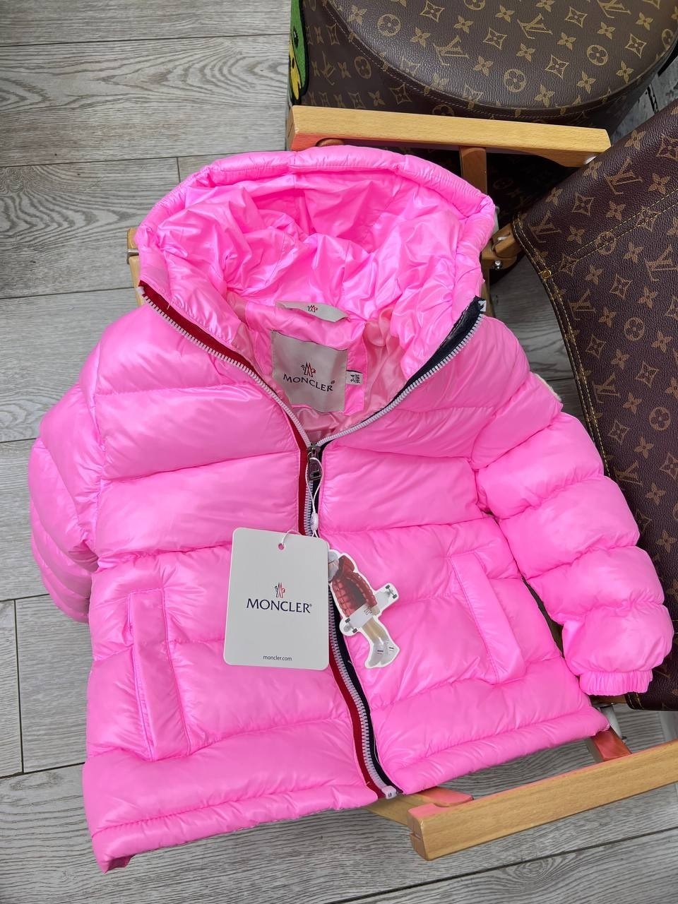 монклер розовая куртка,куртка-пуховик цвета фуксии moncler детская,куртка-пуховик цвета фуксии moncler,куртка теплая,куртка монклер фуксия