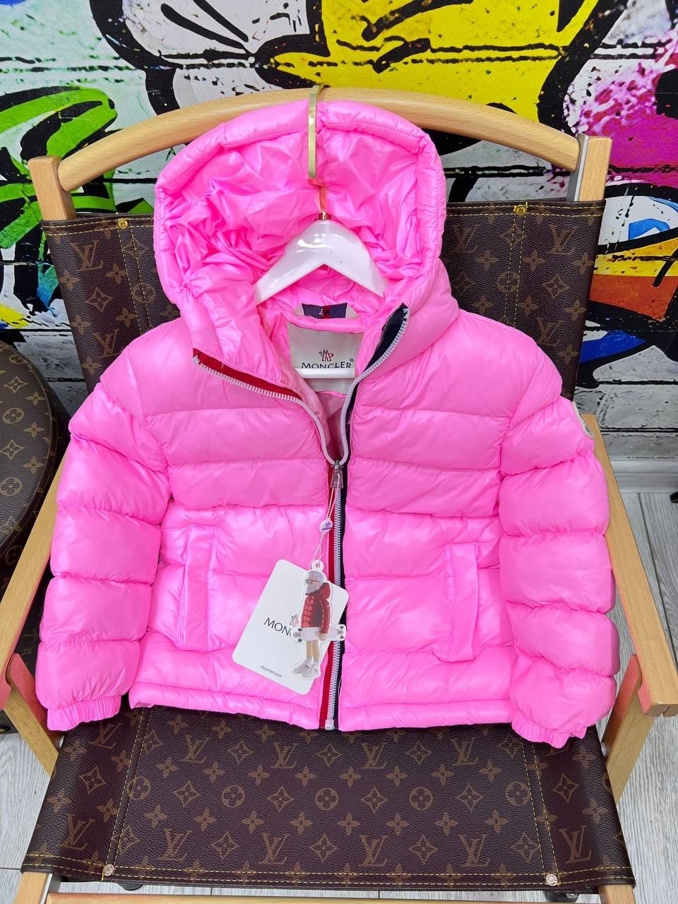 монклер розовая куртка,куртка-пуховик цвета фуксии moncler детская,куртка-пуховик цвета фуксии moncler,куртка теплая,куртка монклер фуксия