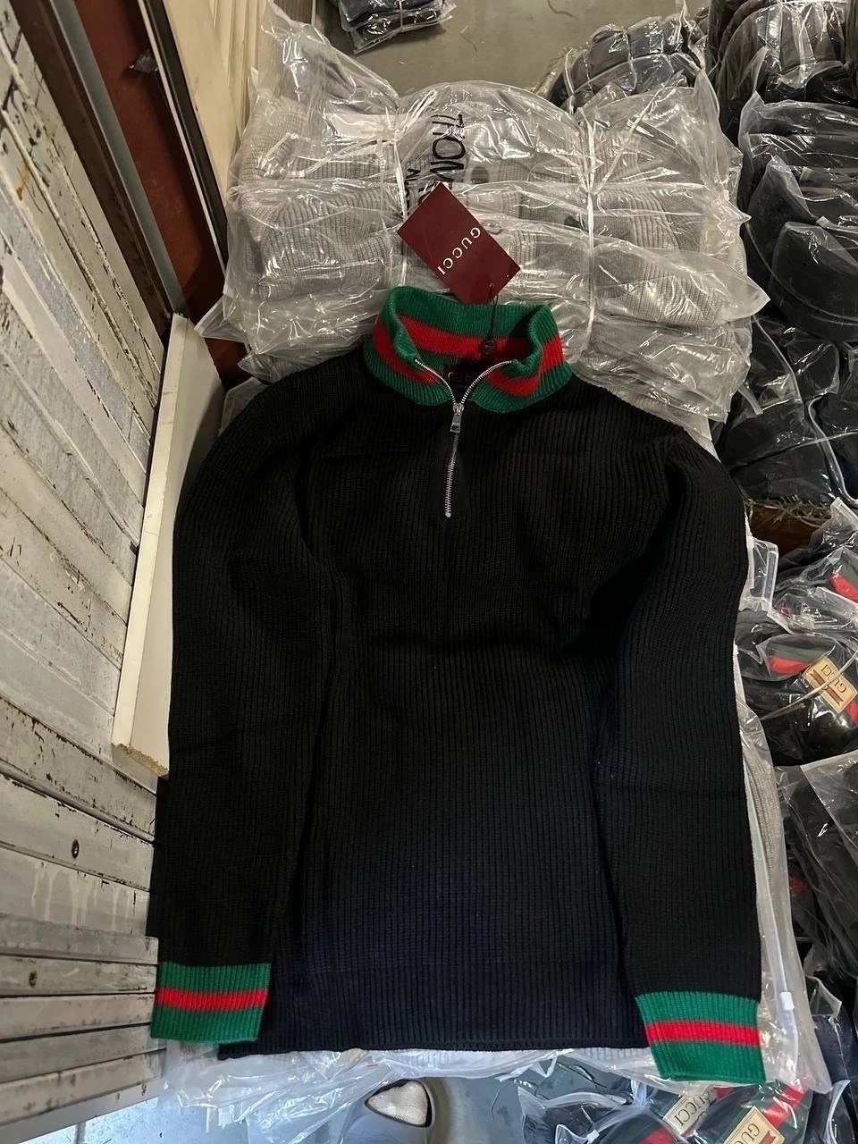 черный джемпер с контрастными полосками gucci man,мужской свитер,шерстяной свитер gucci 548115 x1561 чёрный,джемпер gucci,мужской свитер гуччи gucci