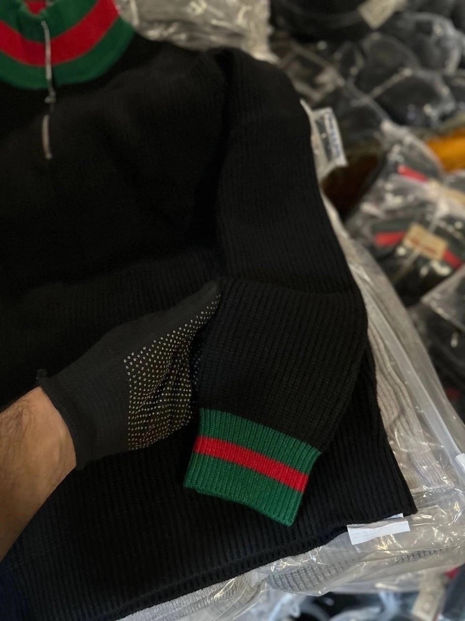 черный джемпер с контрастными полосками gucci man,мужской свитер,шерстяной свитер gucci 548115 x1561 чёрный,джемпер gucci,мужской свитер гуччи gucci